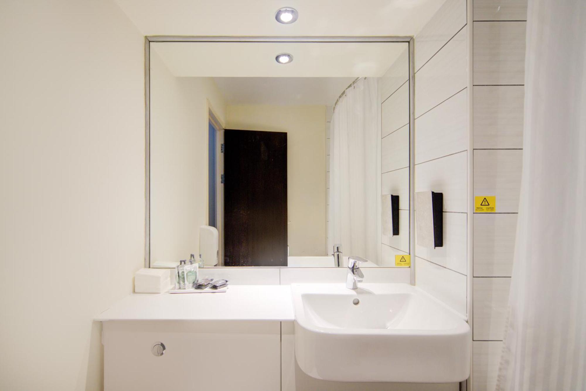 Belvilla Newport City Centre Hotel - Lifestyle エクステリア 写真